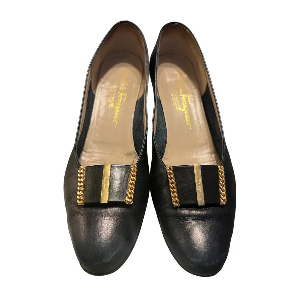 Salvatore Ferragamo Beatrice Navy Calf Leather Pumps Gold Chain Detail Size 9 AA - Picture 2 of 12